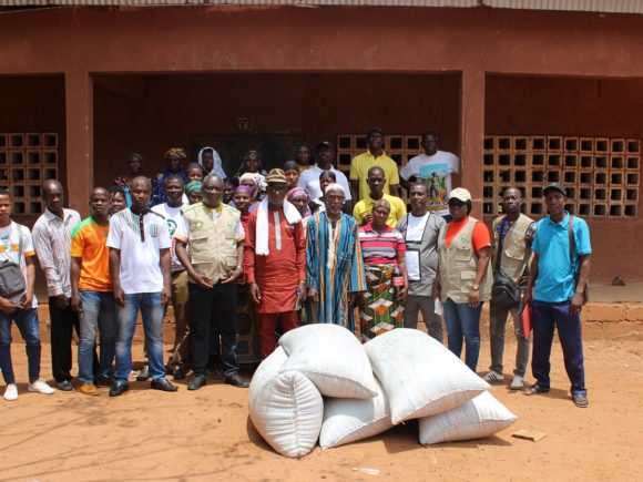 DES PRODUCTEURS ENCADRÉS PAR L’ANADER FONT D’IMPORTANTS DONS EN VIVRES A DES CANTINES SCOLAIRES DANS LA ZONE DE DALOA