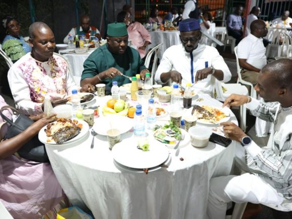 LES CHRÉTIENS ET MUSULMANS EN POSTE AU SIÈGE DE L’ANADER S’OFFRENT UNE RUPTURE COLLECTIVE DU JEÛNE