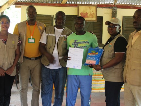 L’ANADER DISTRIBUE DES SEMENCES AUX PRODUCTEURS DE MAÏS DE DALOA ET VAVOUA