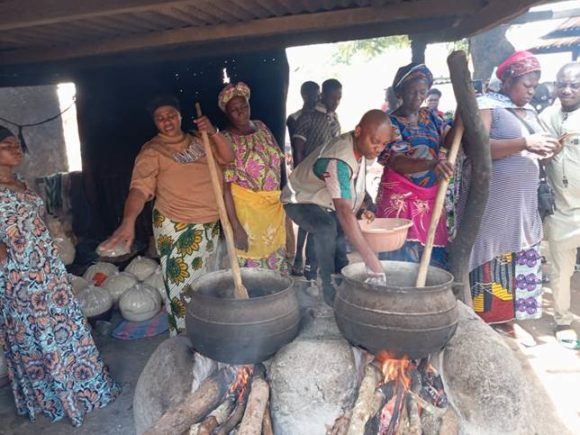 ODIENNÉ : L’ANADER ACCOMPAGNE UNE INNOVATION ÉCOLOGIQUE DE TRANSFORMATION DES RÉSIDUS DE MANIOC EN BIO-INTRANTS AGRICOLES
